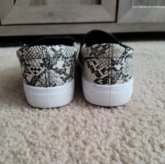 Qupid Snakeskin Slip Ons Size 8 - Picture 3 of 5